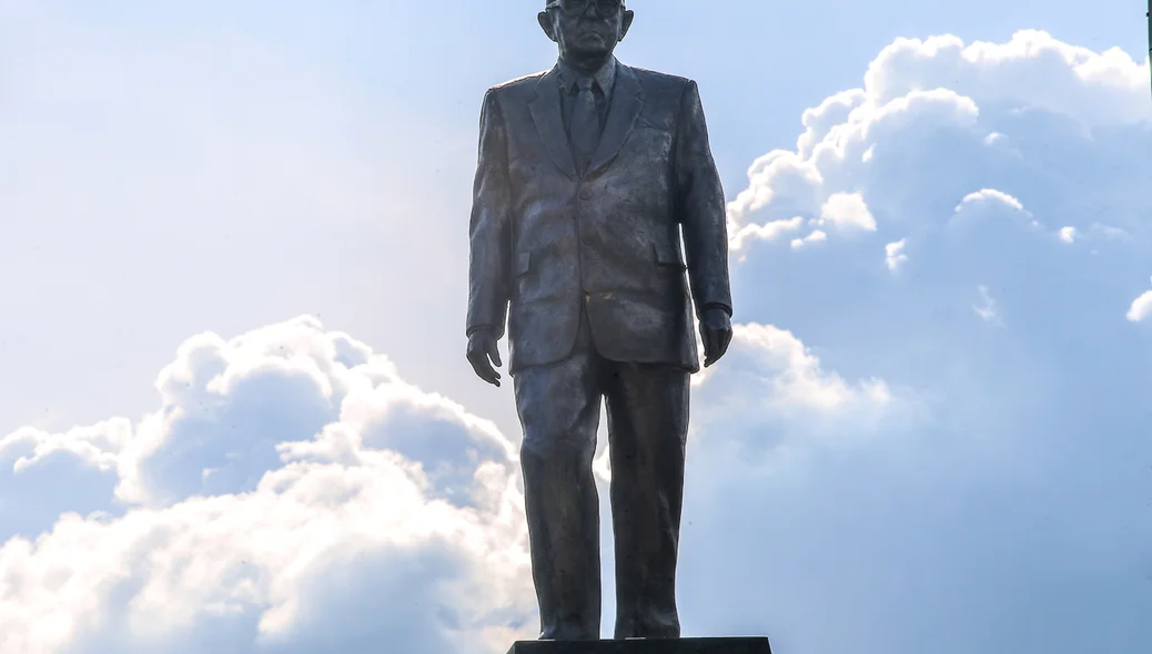 Estátua do ex-governador Alberto Silva em Teresina  