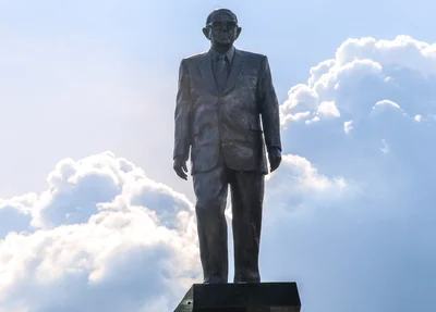 Estátua do ex-governador Alberto Silva em Teresina  