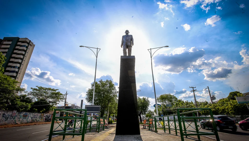 Estátua fica localizada na Frei Serafim  