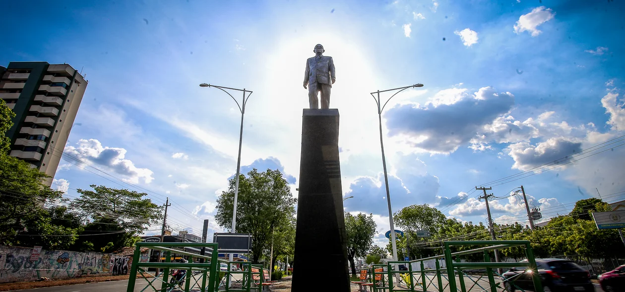 Estátua fica localizada na Frei Serafim  