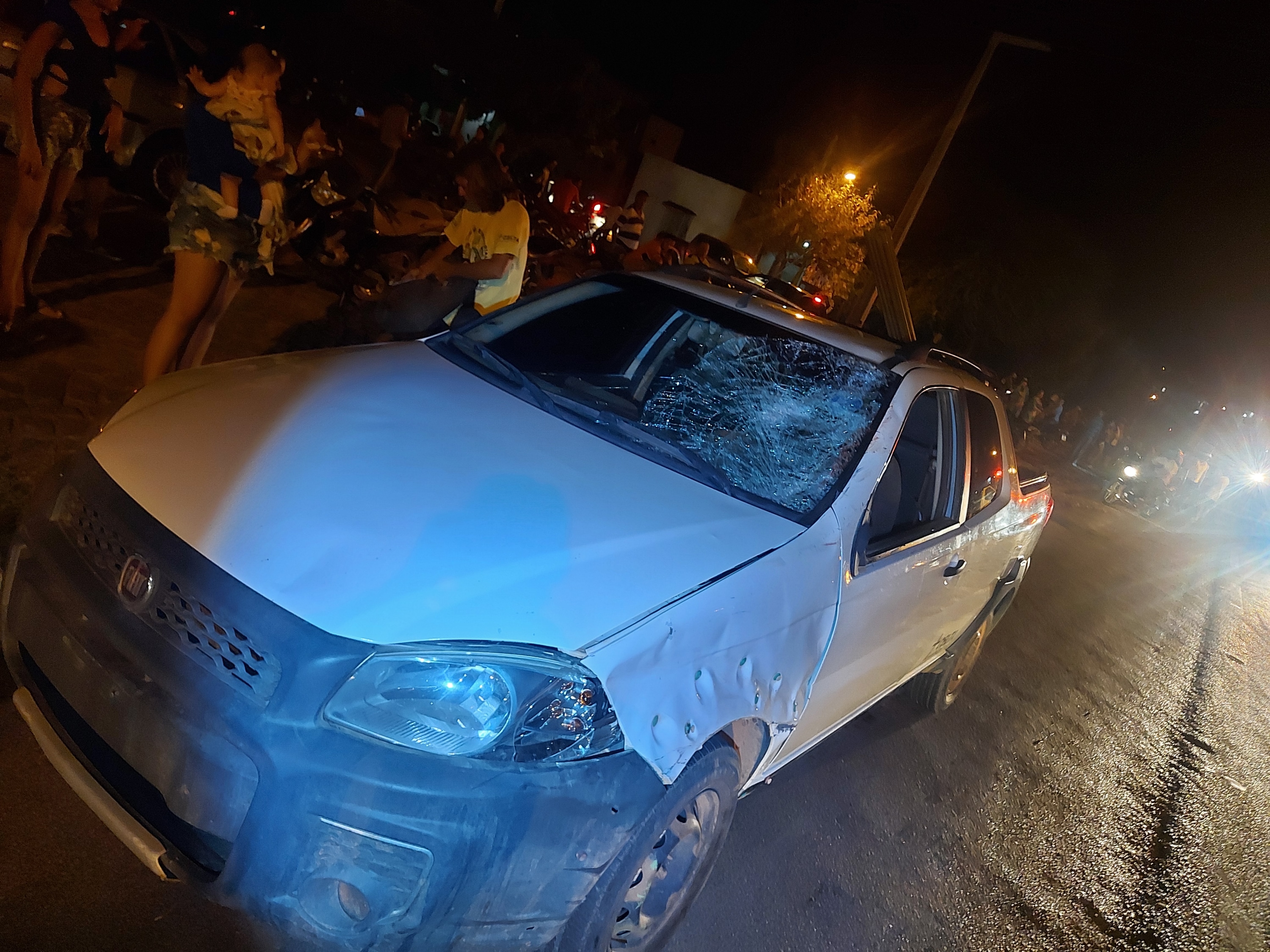 Frente do carro destruída com o impacto