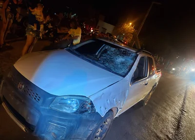 Frente do carro destruída com o impacto