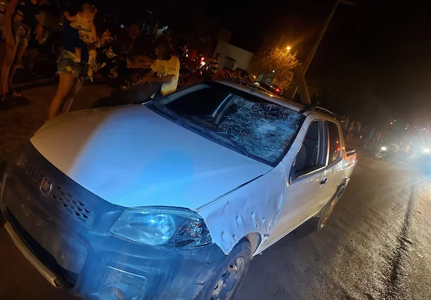 Frente do carro destruída com o impacto