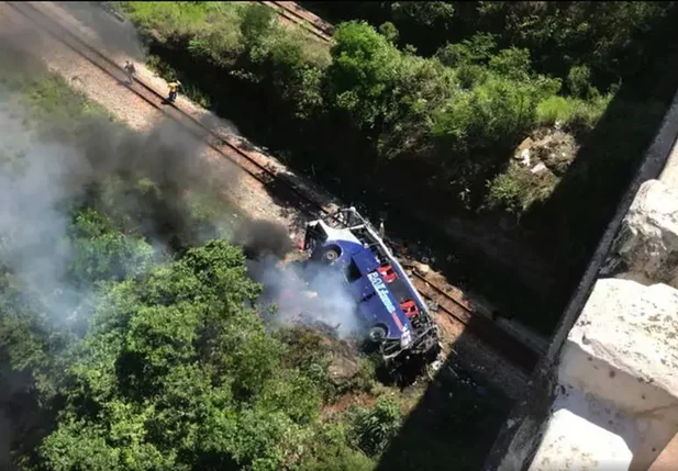 Ônibus caiu de viaduto na BR-381