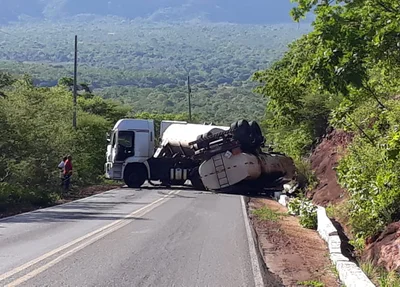 Caminhão de carga tomba na BR 135