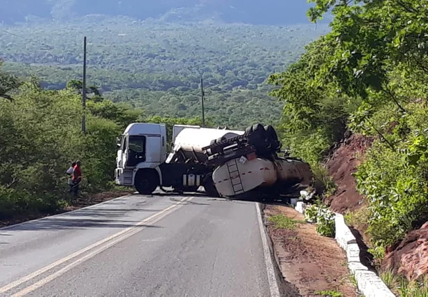 Caminhão de carga tomba na BR 135