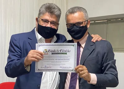 João Mádison recebendo o título de cidadão monsenhorgilense