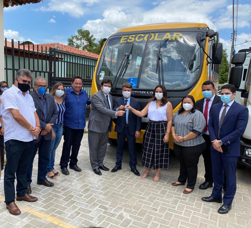 Ônibus entregue ao município de Monsenhor Gil