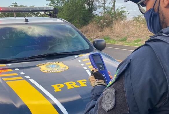 PRF prende homem embriagado na BR 316 no município de Elesbão Veloso