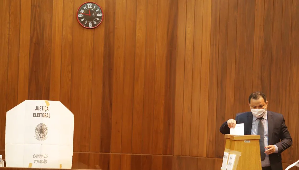 Evaldo Gomes vota no Plenário da Alepi