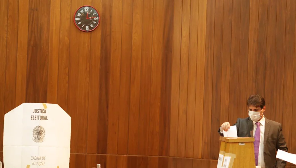 Flávio Nogueira Júnior vota no plenário da Alepi