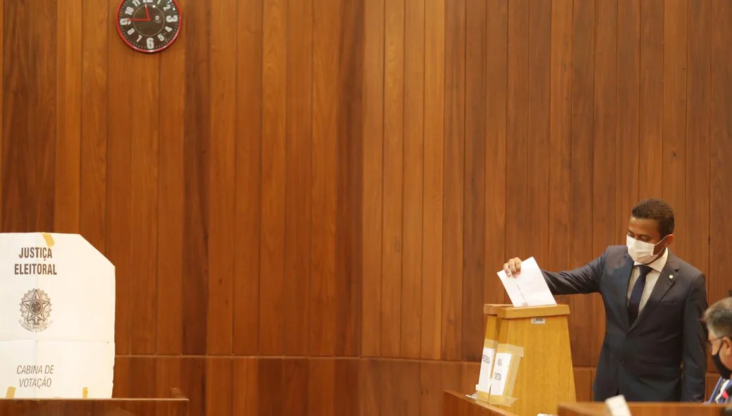 Francisco Costa vota no plenário da Alepi