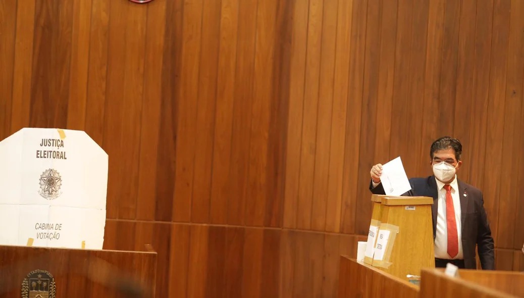 Francisco Limma vota no plenário da Alepi