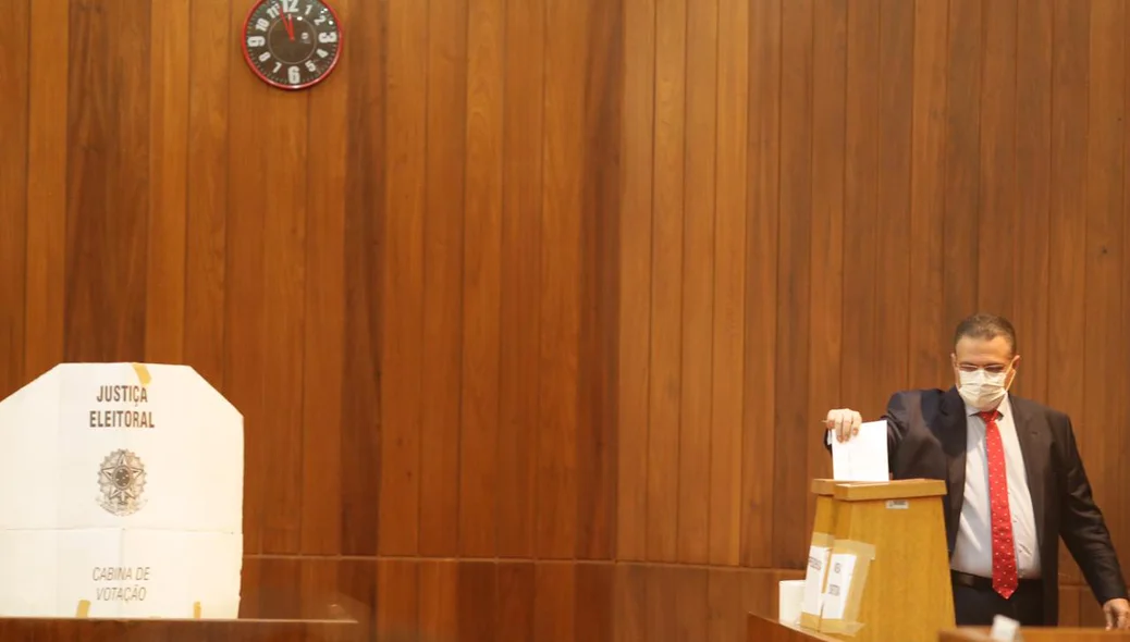 Gessivaldo Isaías vota no plenário da Alepi