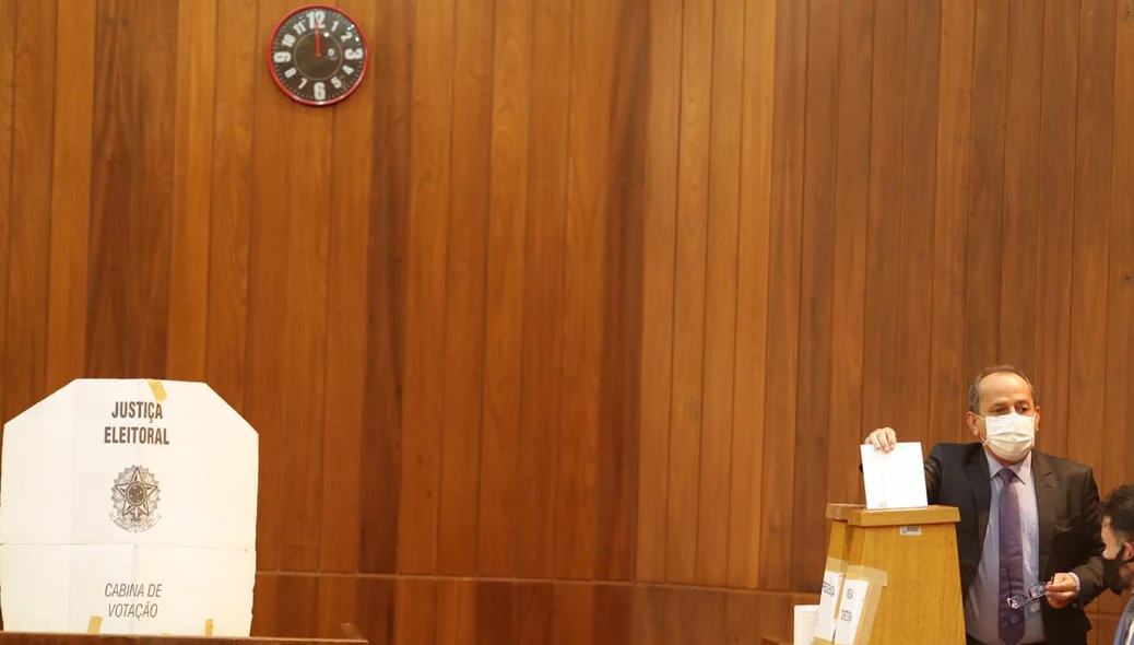 Helio Isaías vota no plenário da Alepi