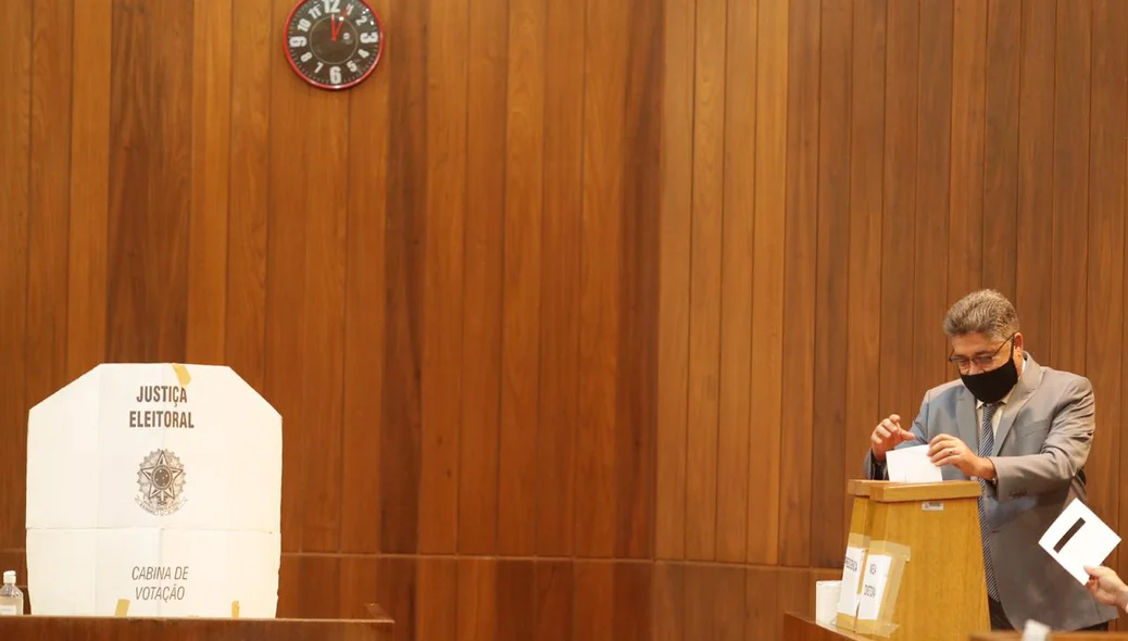 João Mádison vota no plenário da Alepi