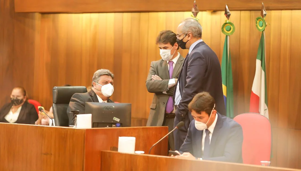 Júlio Arcoverde em conversa com demais deputados na Alepi