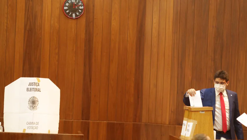 Oliveira Neto vota no plenário da Alepi