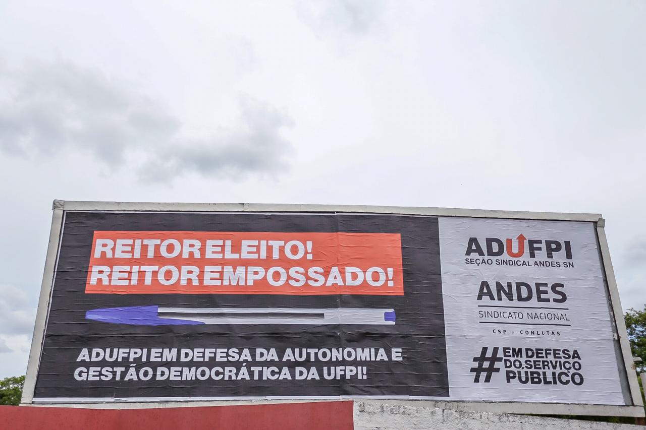 Placa contra Gildásio Guedes feita pela Adufpi