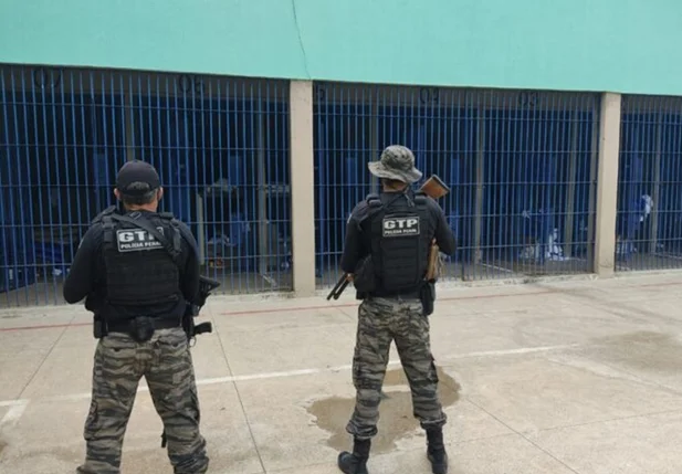 Policiais na CDP de Altos