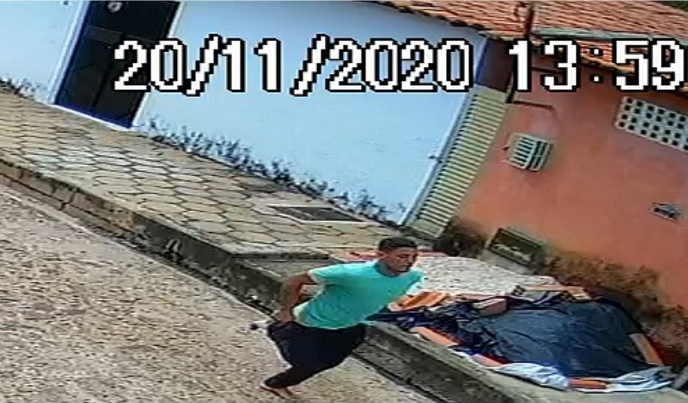 Suspeito de assassinar mecânico é flagrado fugindo logo após o crime
