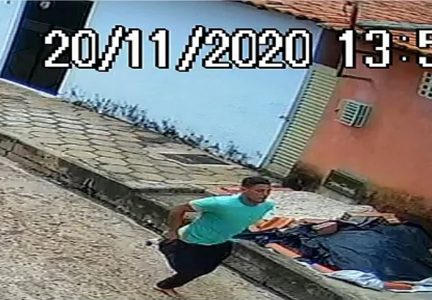 Suspeito de assassinar mecânico é flagrado fugindo logo após o crime