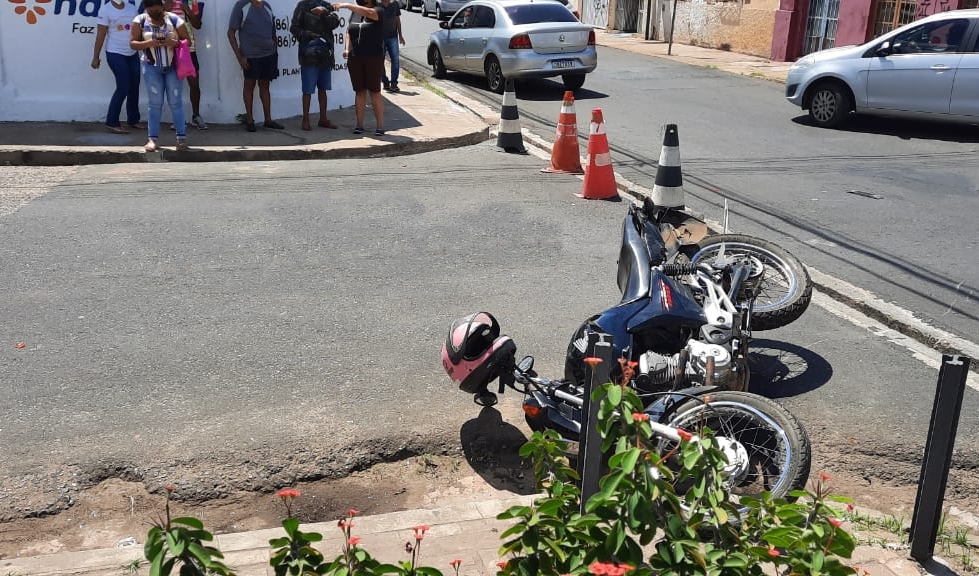 Acidente ocorreu no cruzamento entre as ruas Quintino Bocaiuva e Areolino de Abreu