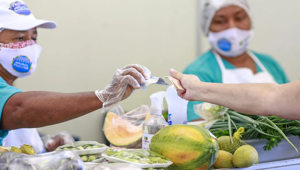 Consumidor na feira do Sebrae