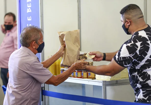 Consumidores adquirem produtos na feira do Sebrae