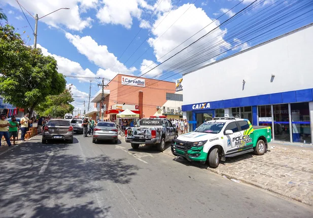 Quadrilha troca tiros com a PM em tentativa de assalto no Dirceu