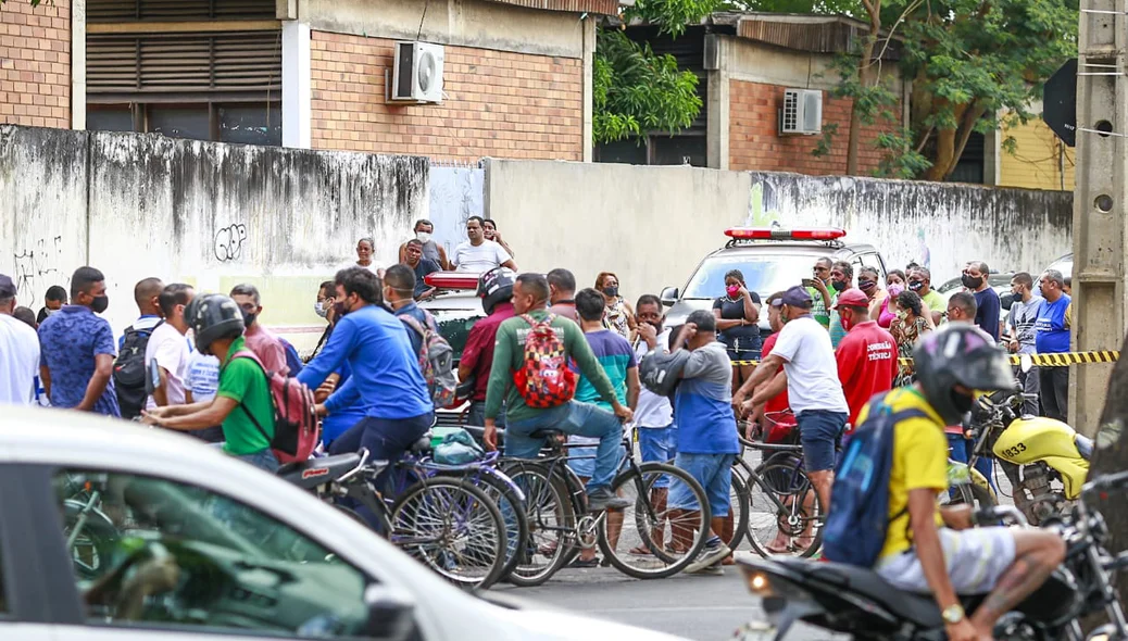 Curiosos no local do crime