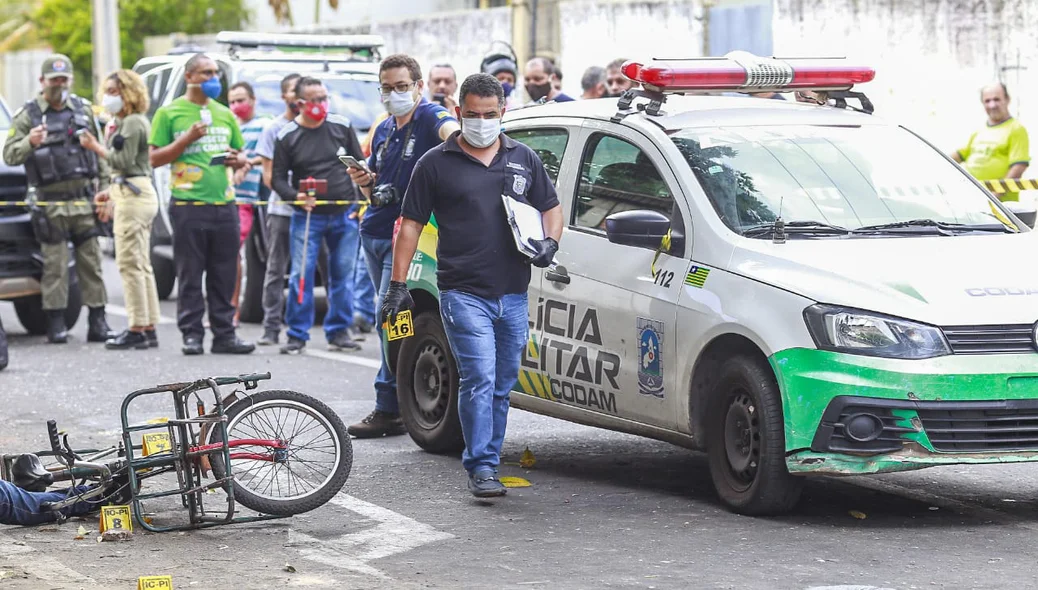 Perito realiza os trabalhos no local do crime