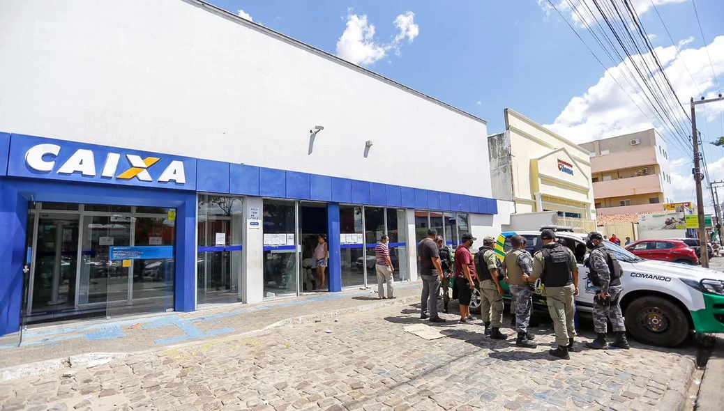 Policiais colhendo informações sobre o crime 