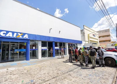 Policiais colhendo informações sobre o crime 