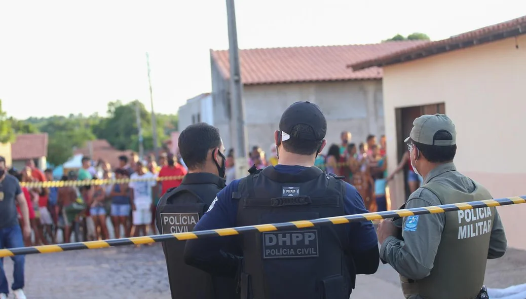 Policiais na perícia