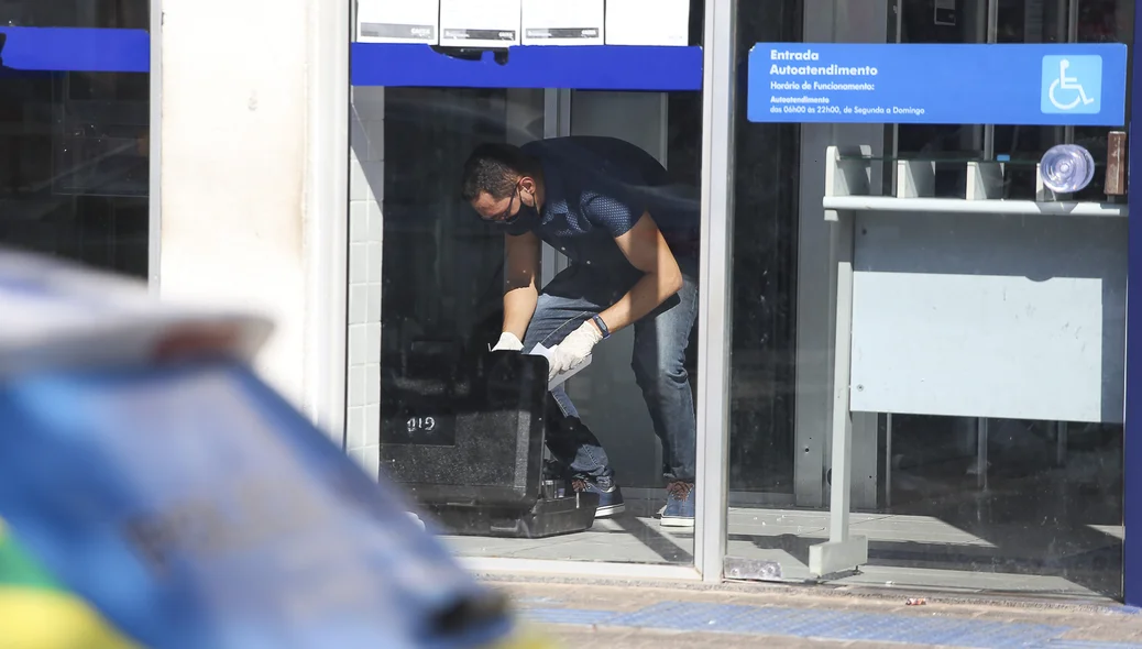 Policial Federal realizando os procedimentos 