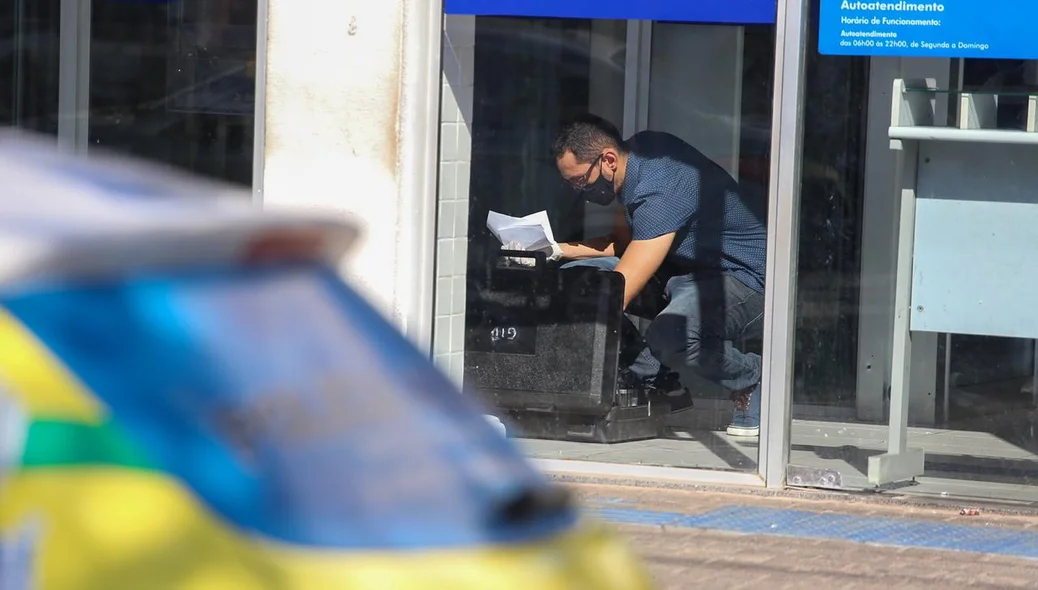 Policial federal realizando perícia