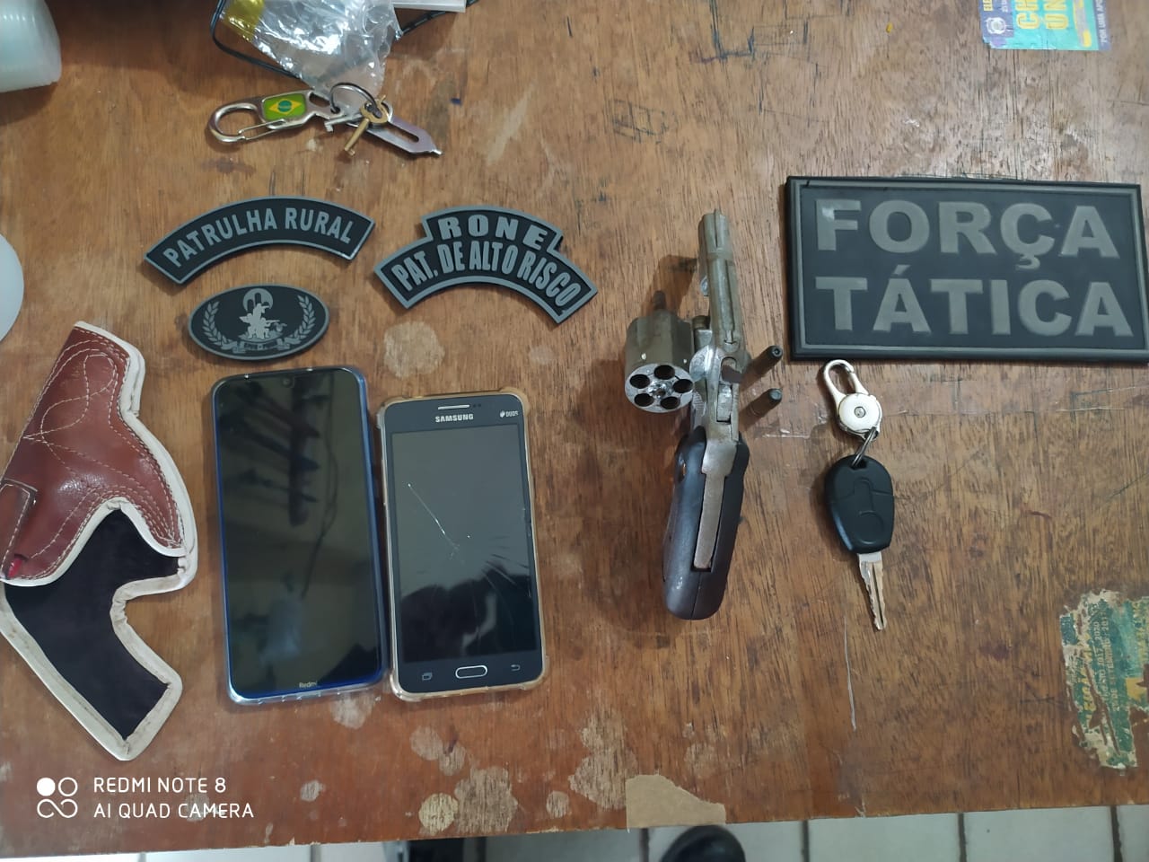 Revólver e celulares também foram apreendidos no local