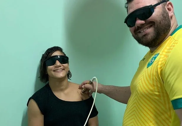 Sarah Menezes e o fisioterapeuta Diego Mota