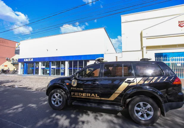 Perícia no local do assalto à Caixa do Dirceu