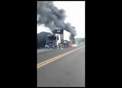 Veículo fica destruído após pegar fogo na BR 020