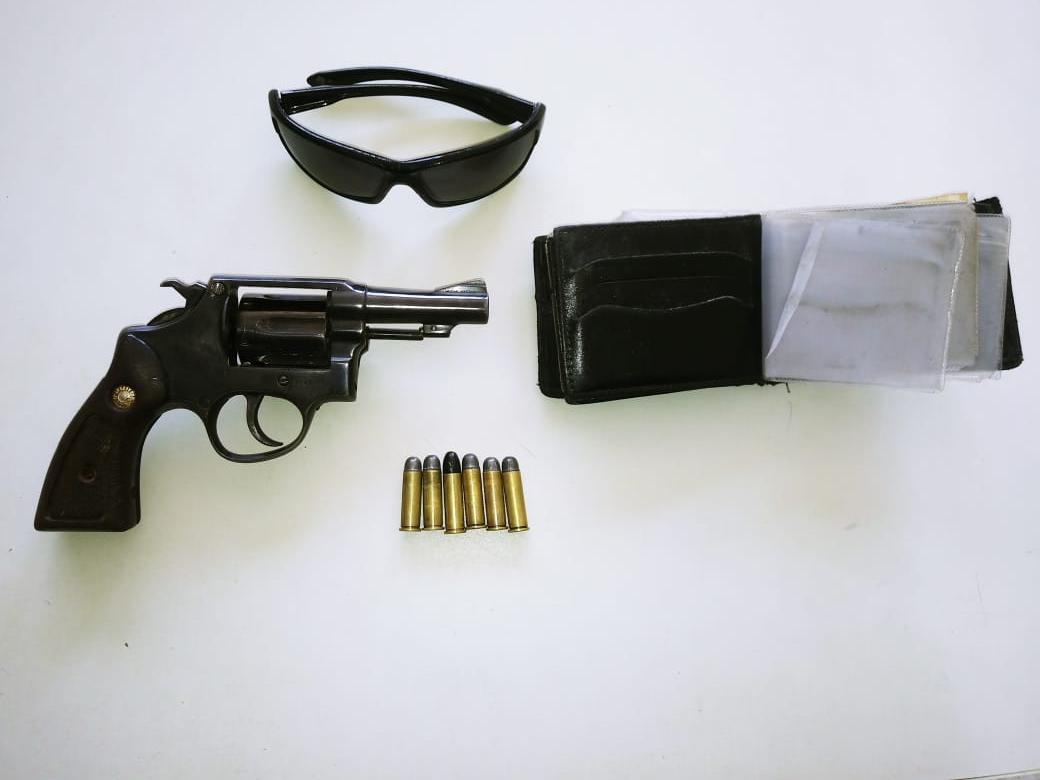 Arma e pertences apreendidos