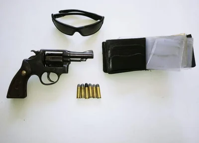 Arma e pertences apreendidos