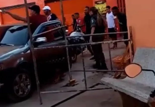 Homem é preso após ameaçar policiais com faca em José de Freitas