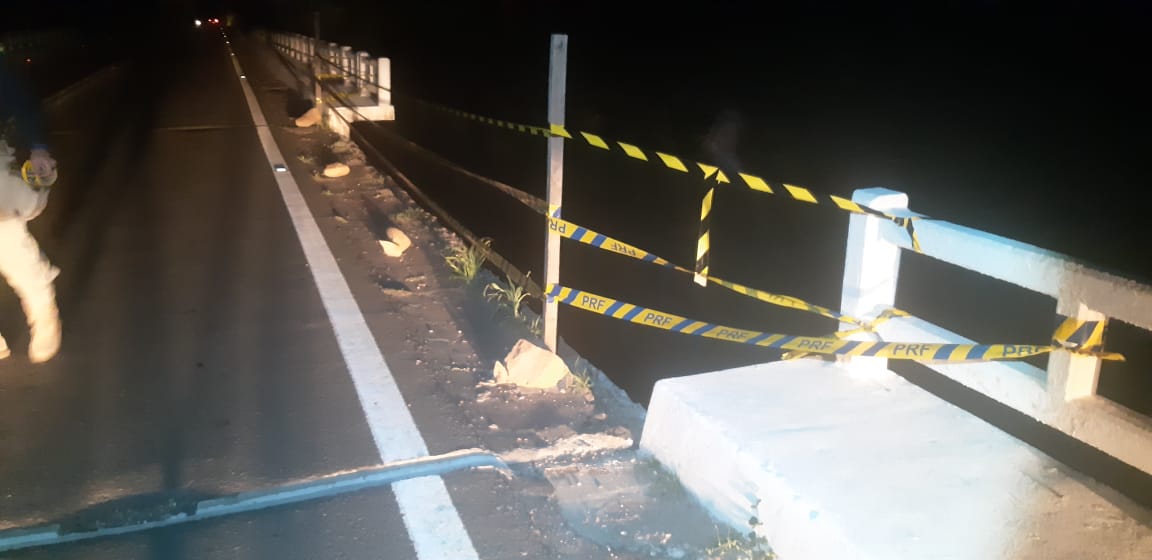 Parte de proteção lateral da ponte após o incidente