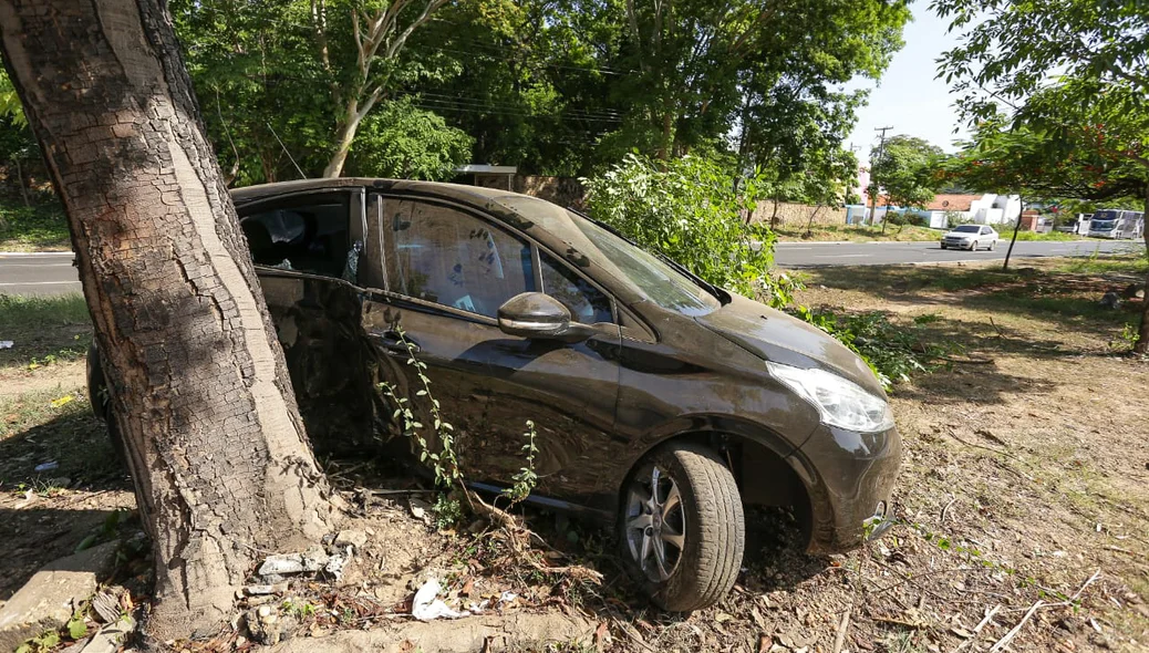Veículo ficou destruído