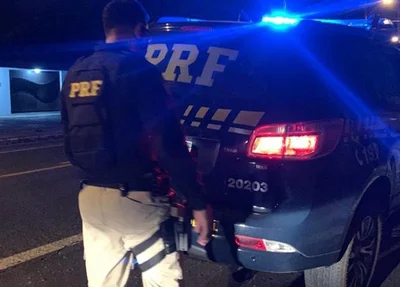 Viatura da PRF durante acidente