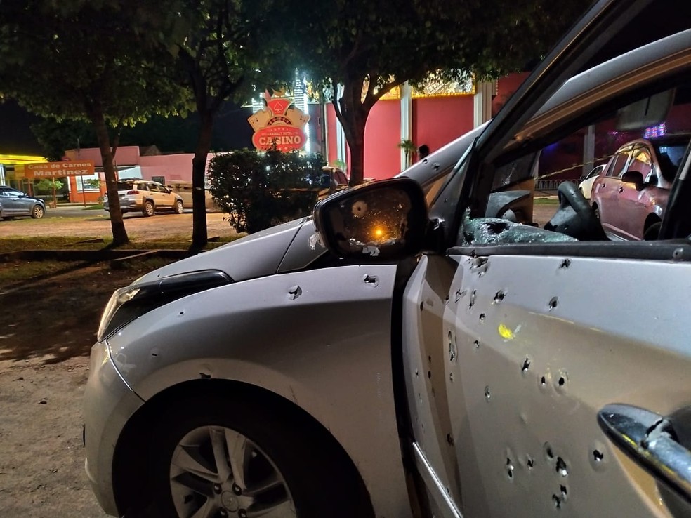 Carro em que o casal estava ficou cheio de marcas de tiro