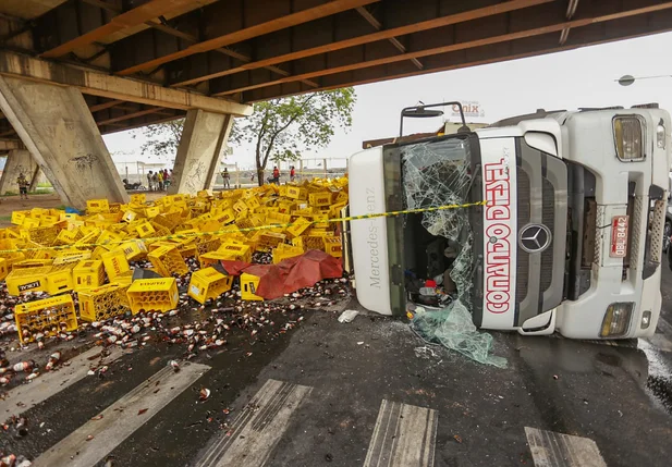 Carreta carregada de cerveja tomba na Av. Miguel Rosa