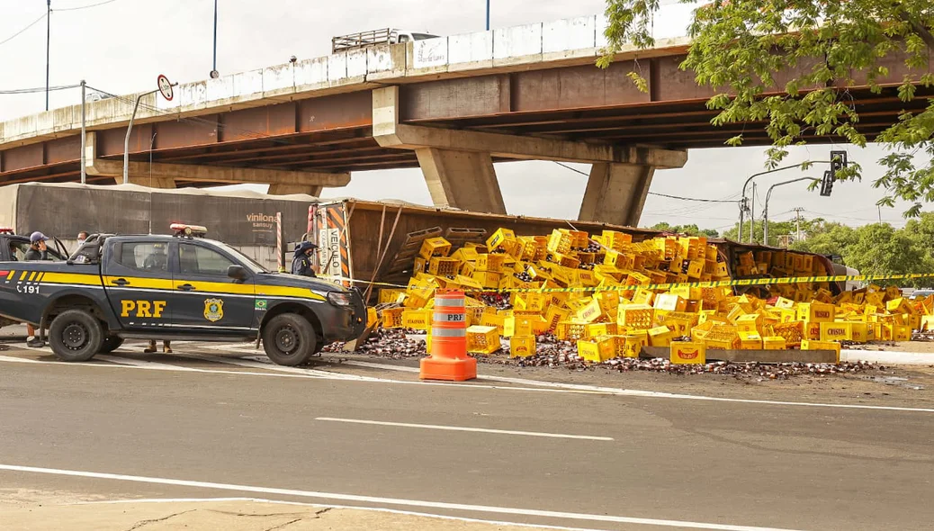 Carreta carregada de cerveja tomba em Teresina